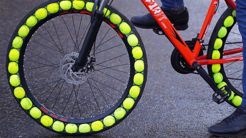 Takto vypadá výroba pneumatik na jízdní kola z 60 tenisových míčků
